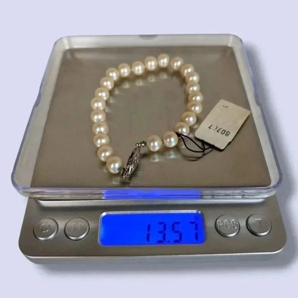 (2/$20) Vintage Miss Universe Faux Pearl Bracelet - Picture 7 of 7